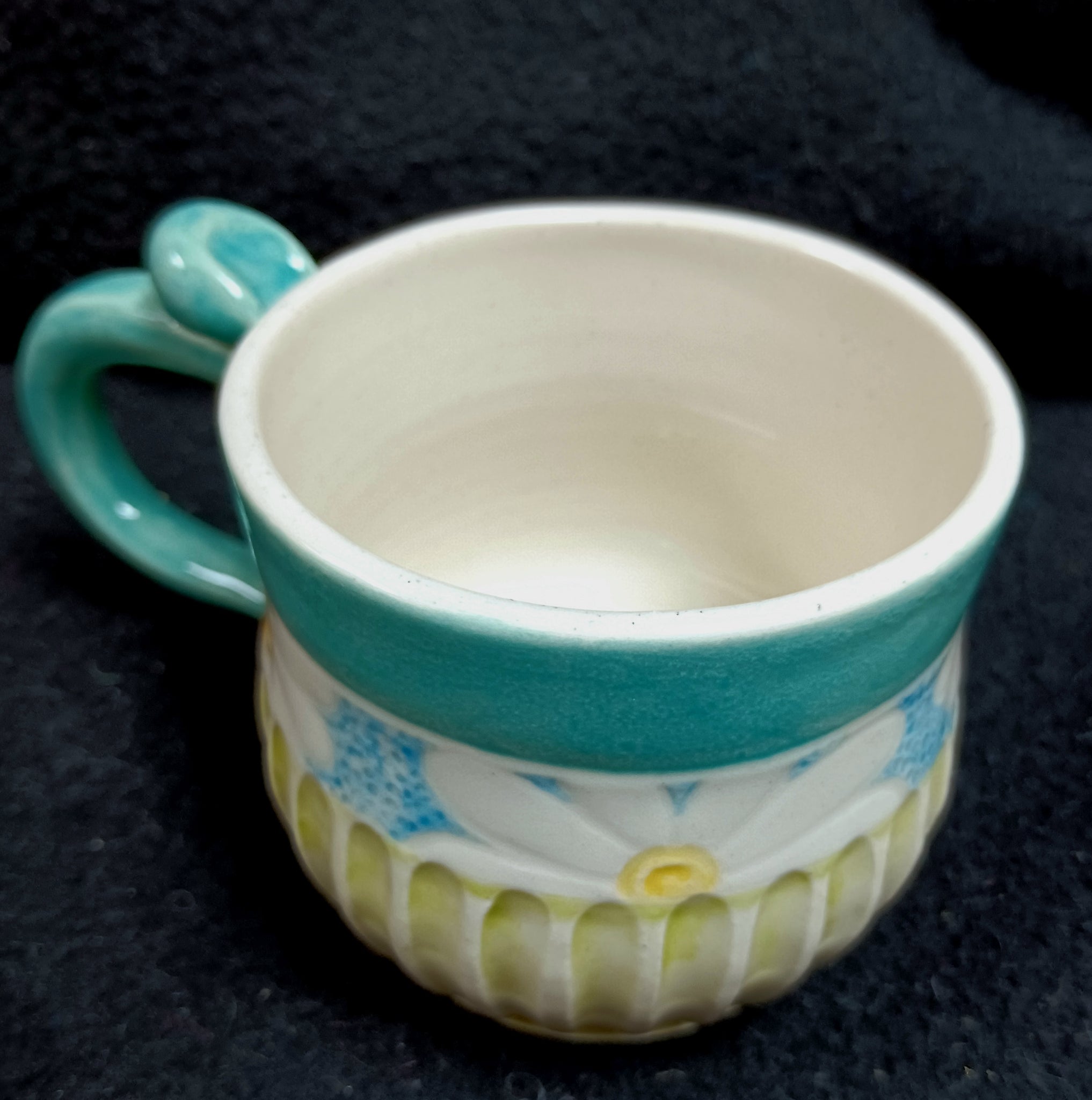 Mug, carved Daisies